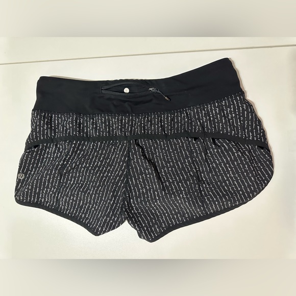 Lululemon Speed Up Low-Rise Lined Short 2.5" worn - Picture 6 of 7